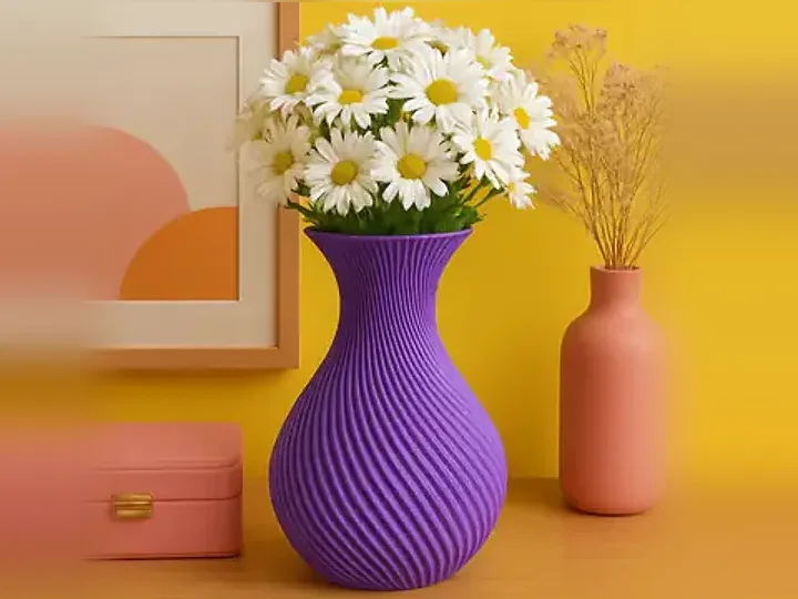 Jarrón morado ondulado impreso en 3D con margaritas