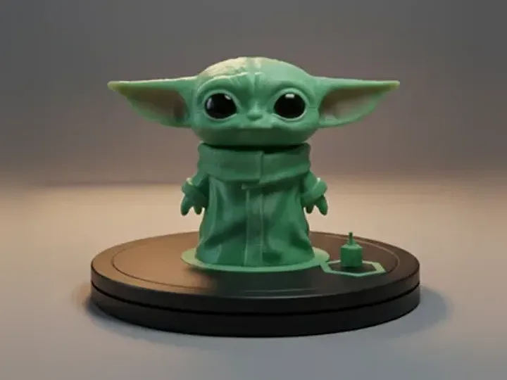 Figura verde de personaje impresa en 3D sobre una peana