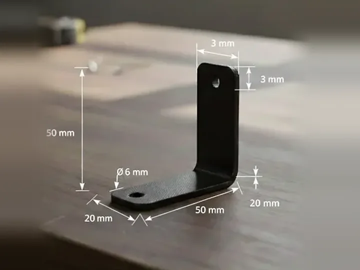 Escuadra de soporte negra impresa en 3D con sus cotas en milímetros